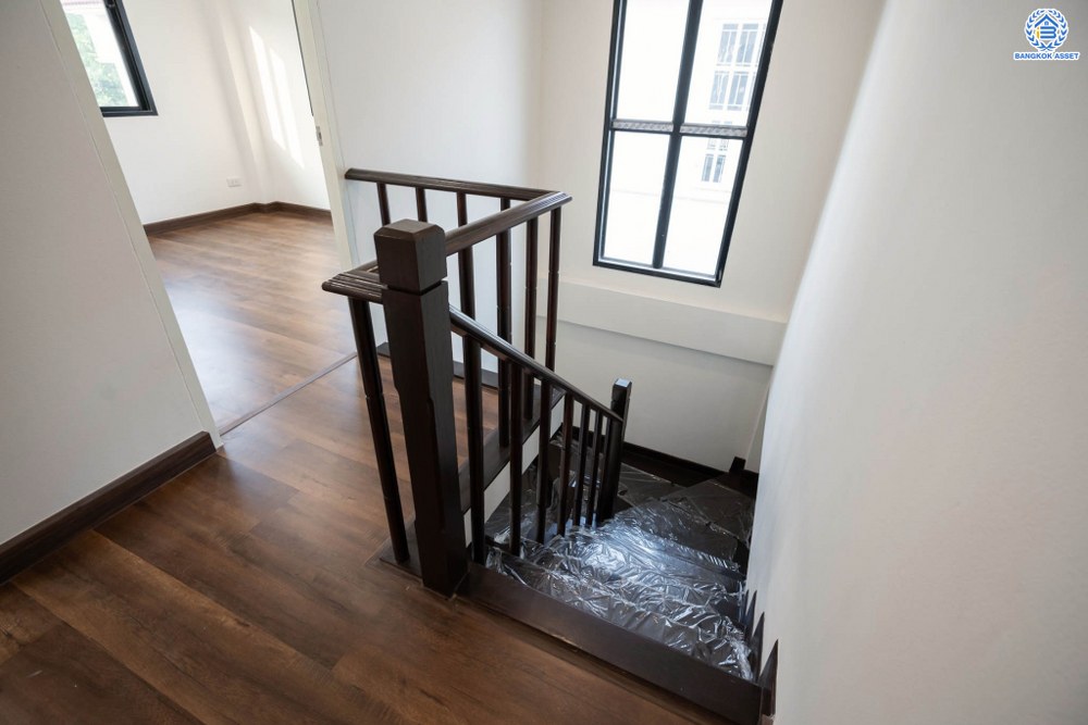 บ้านมือสองตกแต่งใหม่ โครงการ บุรีรมย์ วัดพระเงิน หน้าบ้านไม่ชนใคร เนื้อที่ 37.1 ตร.ว. ฟังก์ชัน 3 ห้องนอน 2 ห้องน้ำ 1 ที่จอดรถ พื้นที่ใช้สอยกว้างขวาง เดินทางสะดวกสบาย บนทำเลเชื่อมต่อถนนกาญจนาภิเษก ใกล้เซ็นทรัลเวสต์เกต โครงการรถไฟฟ้าสายสีม่วง "สถานีตลาดบางใหญ่" และทางด่วนศรีรัช...